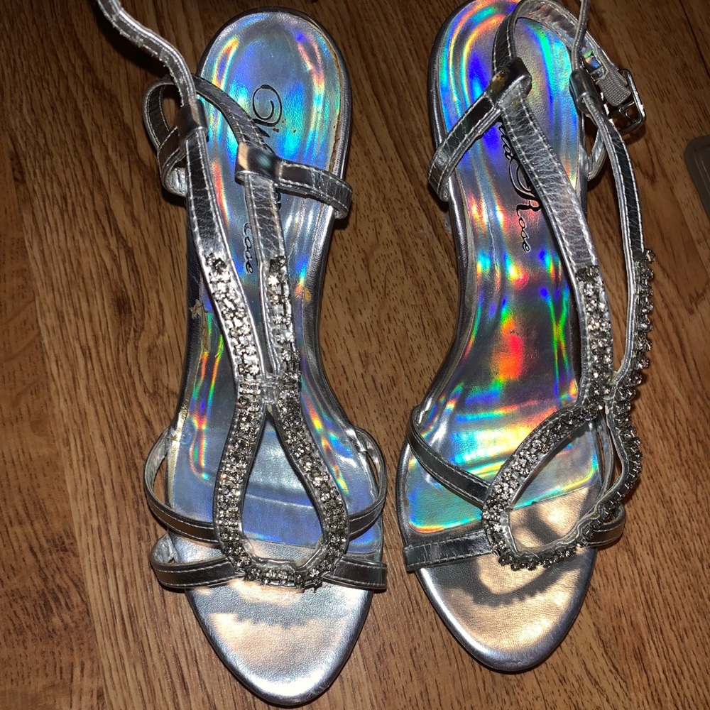 Silver homecoming/prom shoes. Size 6, but can fit a 7. Adjustable strap